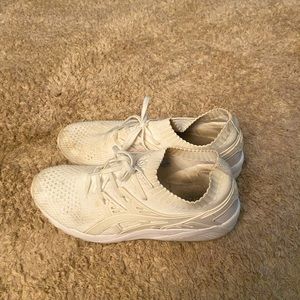 Asics gel kayano trainer knit size 8. Just need a good cleaning.
